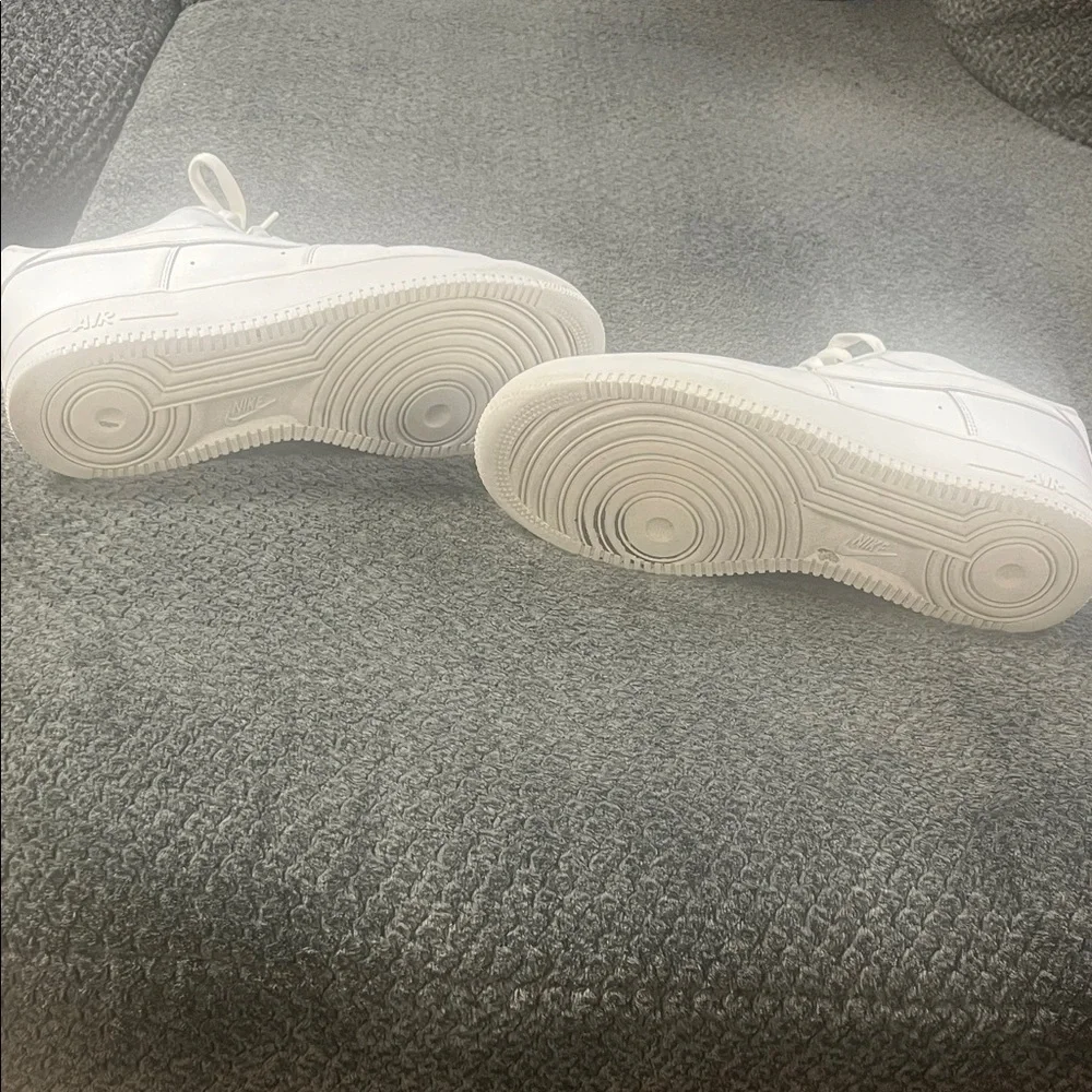 Nike Men's White Athletic Shoes - Picture 2 of 8